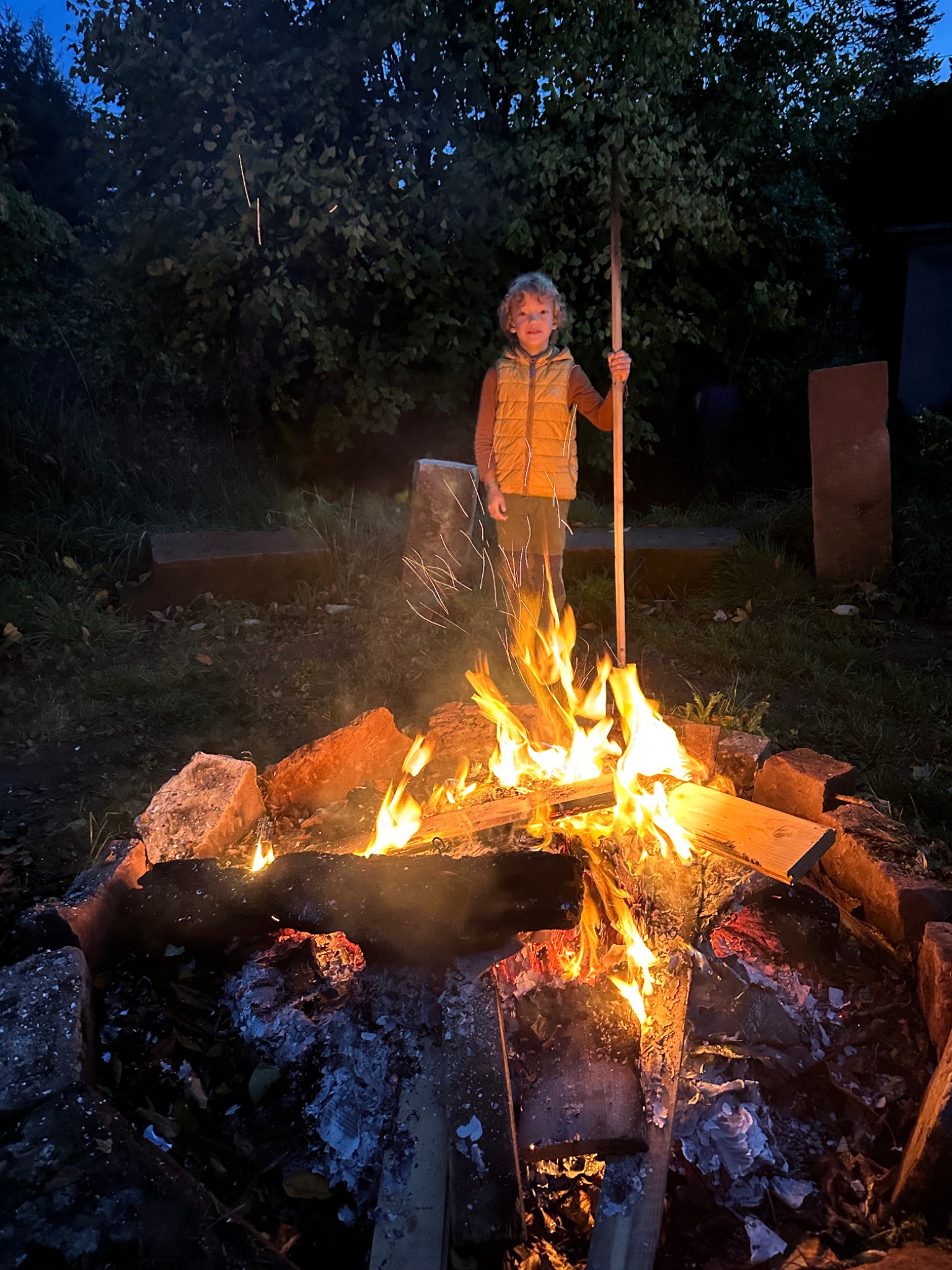 Abendliches Feuer im Garten