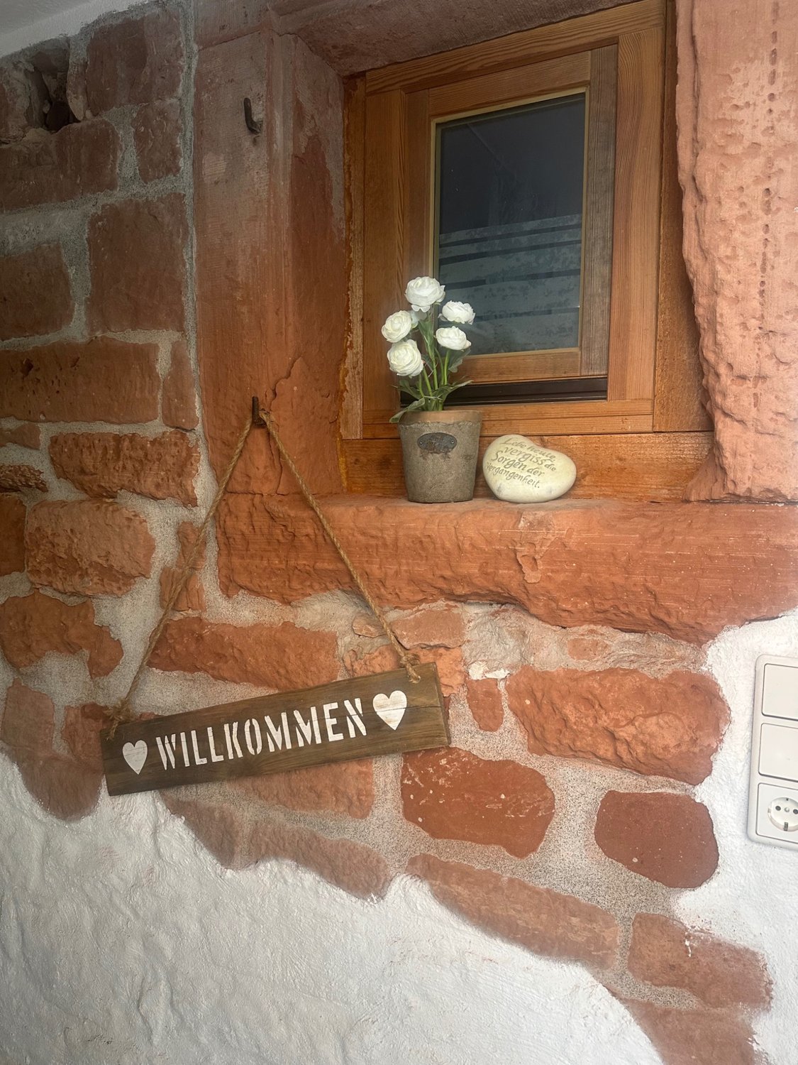 Willkommensgruß am Sandsteinfenster